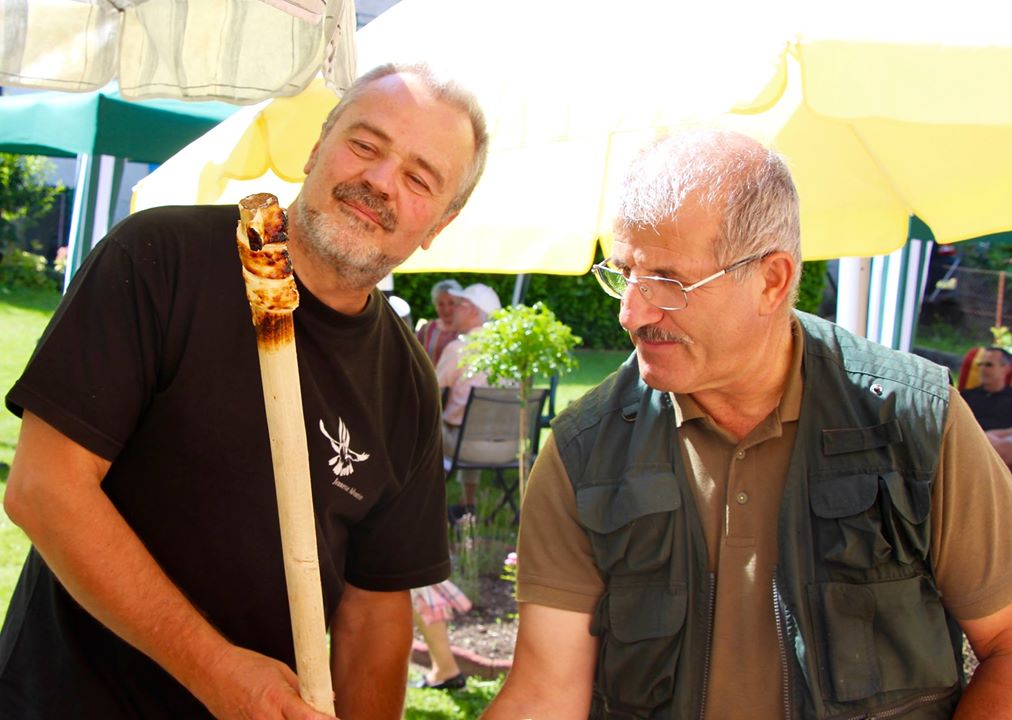 Gilbert et un membre à la préparation du pain chasseur. Photo: AJ.