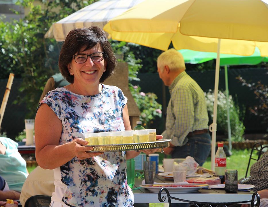 Yolande servant le thé arabe. Photo: AJ.