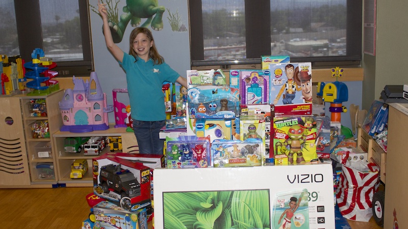 Le 18 mai, Codi Pelton, 11 ans, de la ville de Desert Hot Springs, en Californie (Etats-Unis), a fait une livraison spéciale de jouets et de jeux au service de cardiologie de l’hôpital des enfants de Loma Linda (LLUCH). [Photo : Loma Linda University Health]