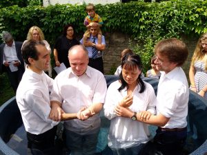 Cérémonie de baptême d'Éric et Bophana en même temps par les pasteurs Samuel Cunha et Rickson Nobre